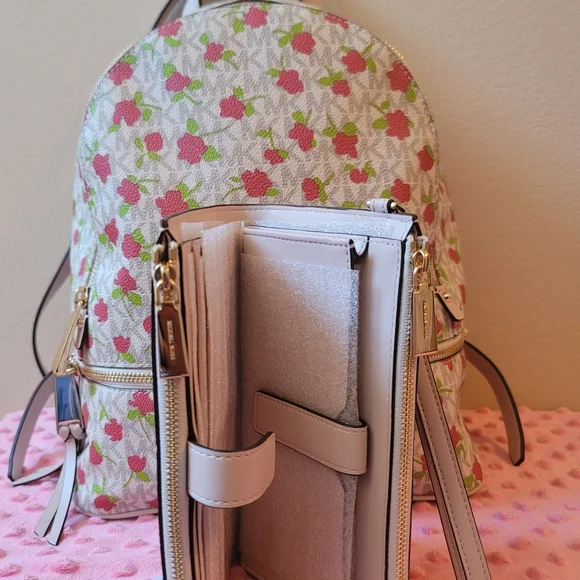 Michael Kors backpack and wallet - Picture 5 of 16